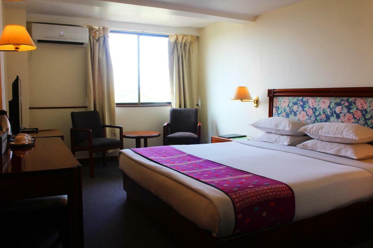 Alfa Hotel Yangon Exterior foto